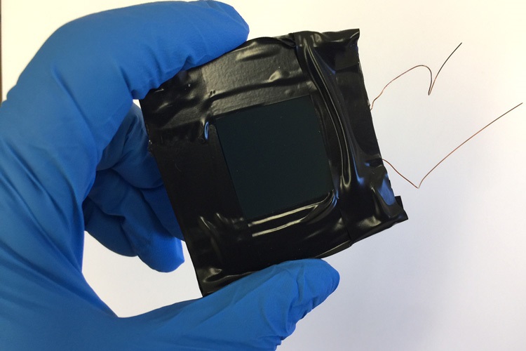 This first version of a new layered perovskite solar cell already achieves an efficiency of more than 20 percent