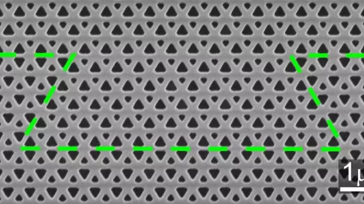 The central part of the new photonic crystal topological insulator waveguide, with the path of a photon’s path highlighted in green