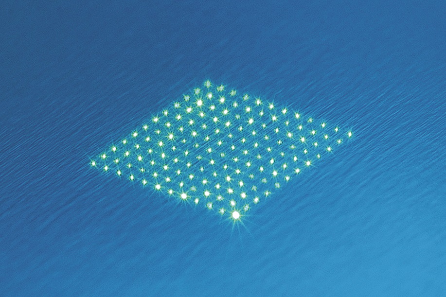 Array of multi-beams for parallelized ultrafast laser processing.