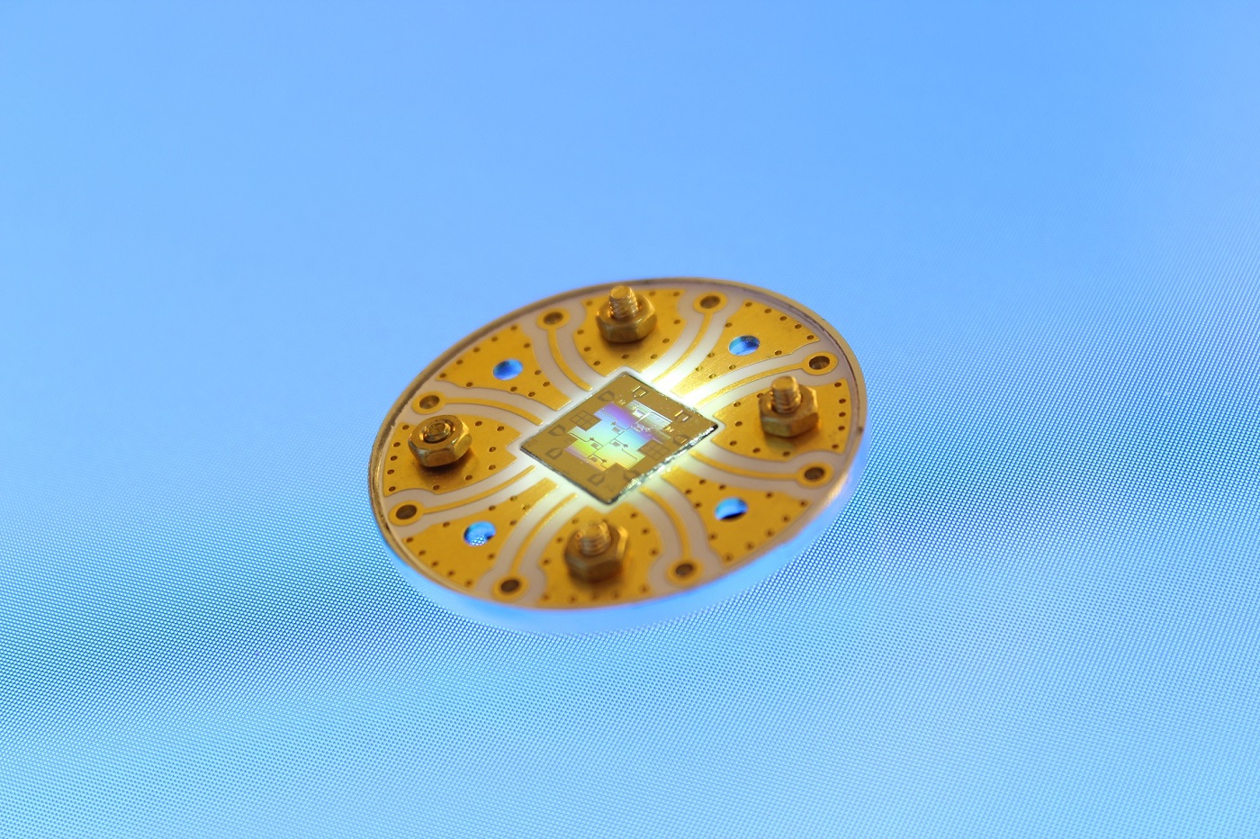 Quantum chip mounted on a sample holder