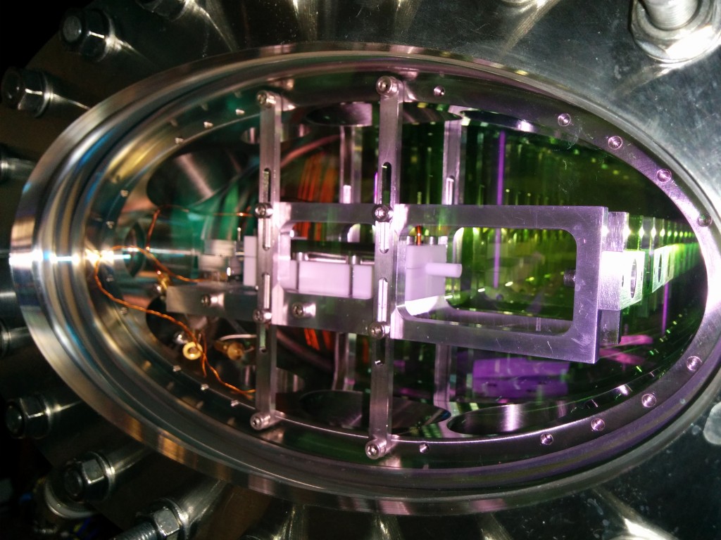 For the experiment, atoms of rubidium-87 are first pre-cooled and then transported to the main test area, which is a custom-made vacuum chamber. There they are cooled to temperatures of just a few microkelvins