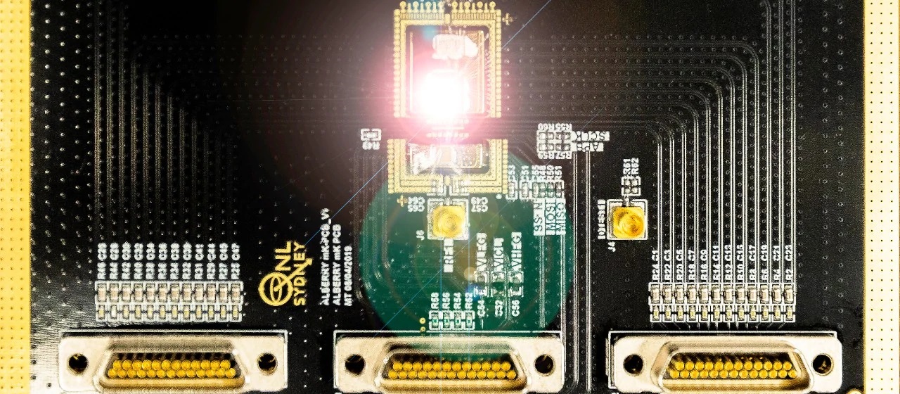 The control platform with the cryogenic chip to control thousands of qubits. The invention will help quantum engineers overcome the input-output bottleneck preventing quantum machines scaling to useful devices.