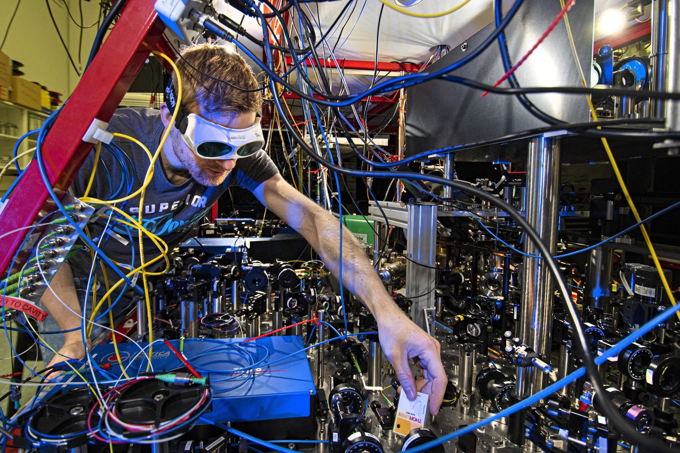 First author, Severin Daiss, in front of part one of their distributed quantum computer.