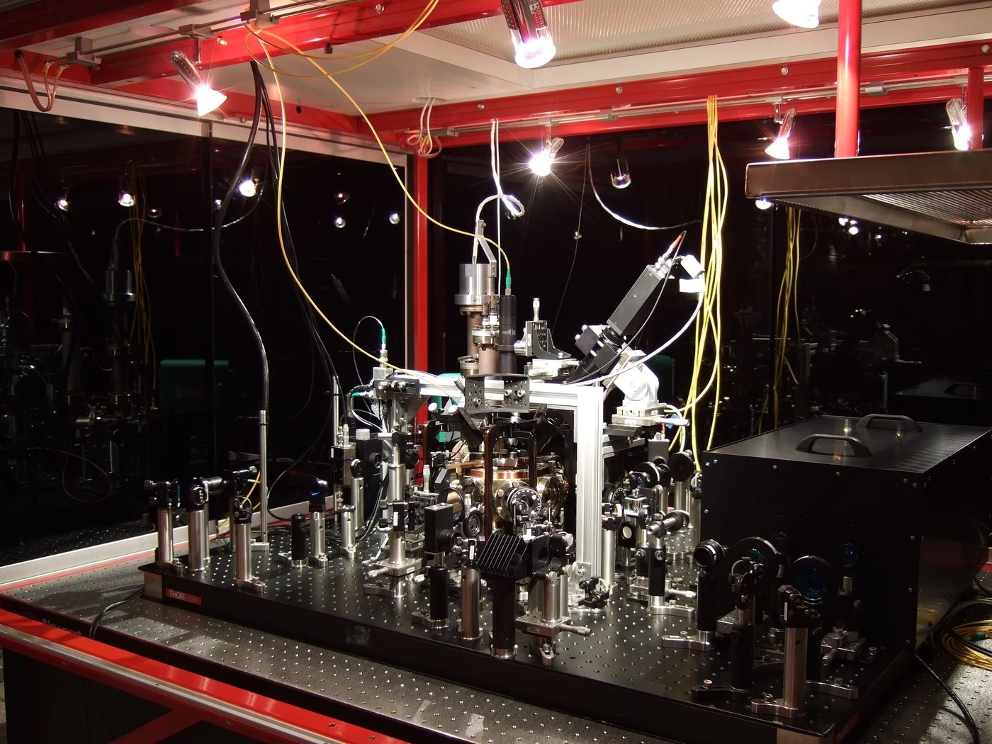 Experimental setup with vacuum chamber on an optical table