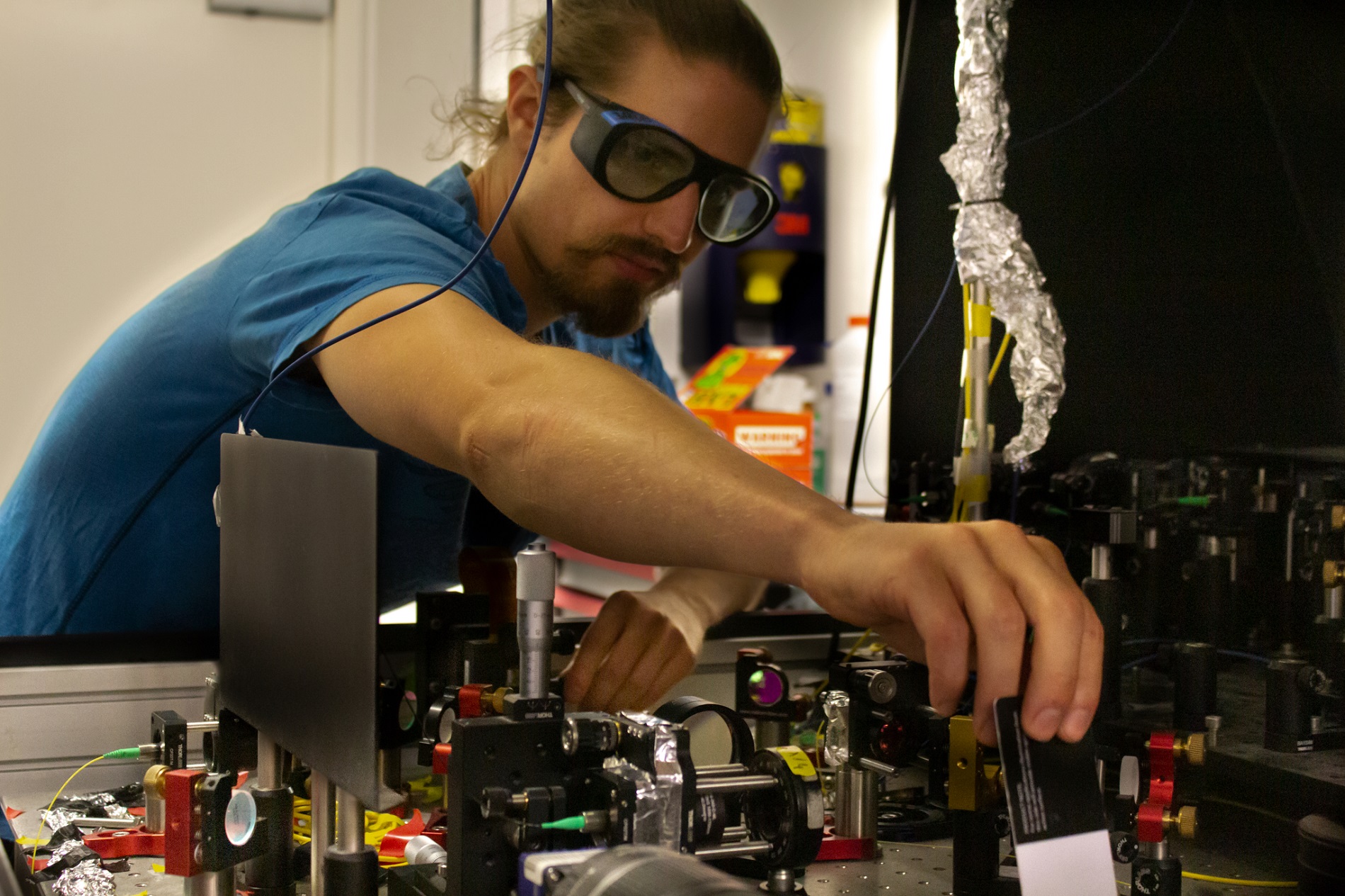 Jakob Rieser works on the experiment that showed non-reciprocal optical interaction between two optically trapped nanoparticles