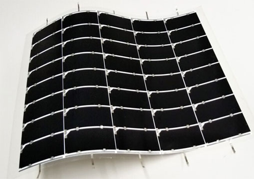 Lightweight, flexible solar module with a conversion efficiency of 32.65%