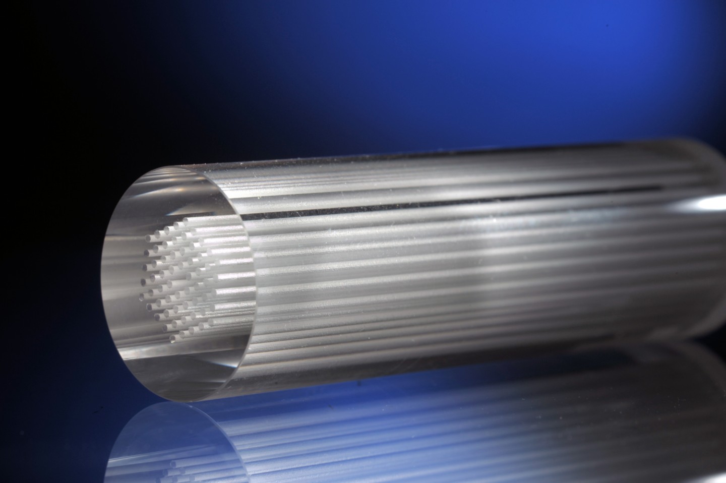 In the LAR3S project, two institutes from the Fraunhofer-Gesellschaft and one from the Max-Planck-Gesellschaft are working together on processes for manufacturing preforms for hollow-structure fibers with new geometrical shapes.