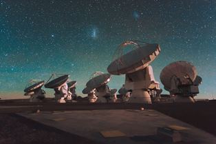 Antennae of the ALMA telescope in Chile/ESO/C. Malin