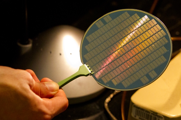 This wafer contains tiny computers using carbon nanotubes