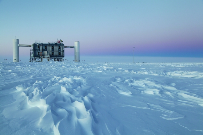View over the ice at the geographic South Pole to the above-ground measuring station for the IceCube experiment
