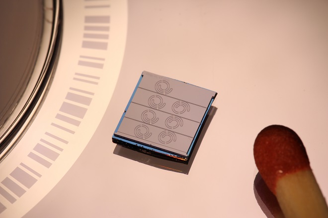 Optical microresonator of silicon nitride: a single laser light is used to produce a multitude of spectral lines, hence forming a frequency comb