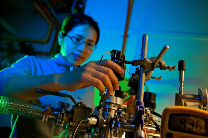 Manjin Zhong in the Solid State Spectroscopy lab at RSPE