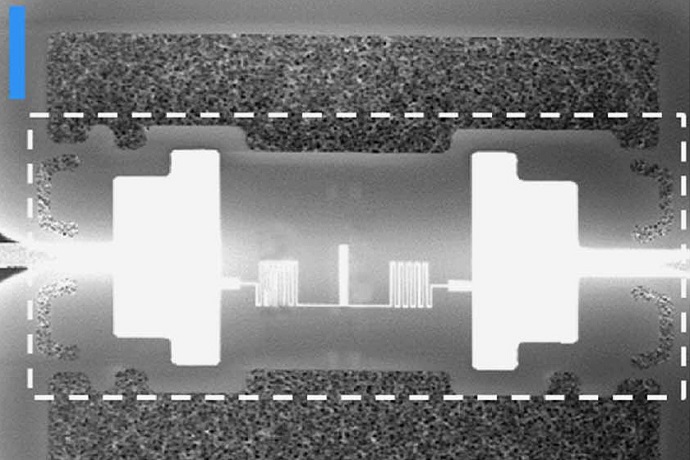 Gold electrodes are deposited on a silicon nitride film at either end of a niobium nitride light detector