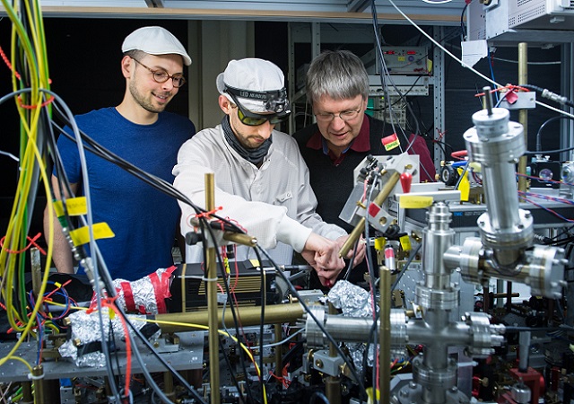 Researchers from the Institute of Applied Physics of the University Bonn in the laboratory