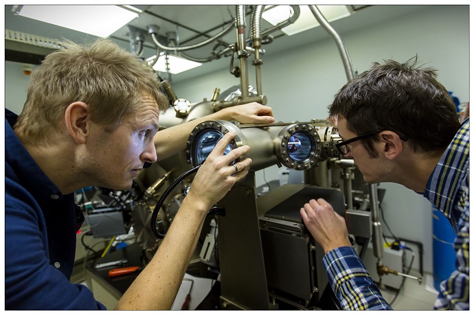 Solids, consisting of pure atomic elements, are heated up until a desired pressure is reached in the cell