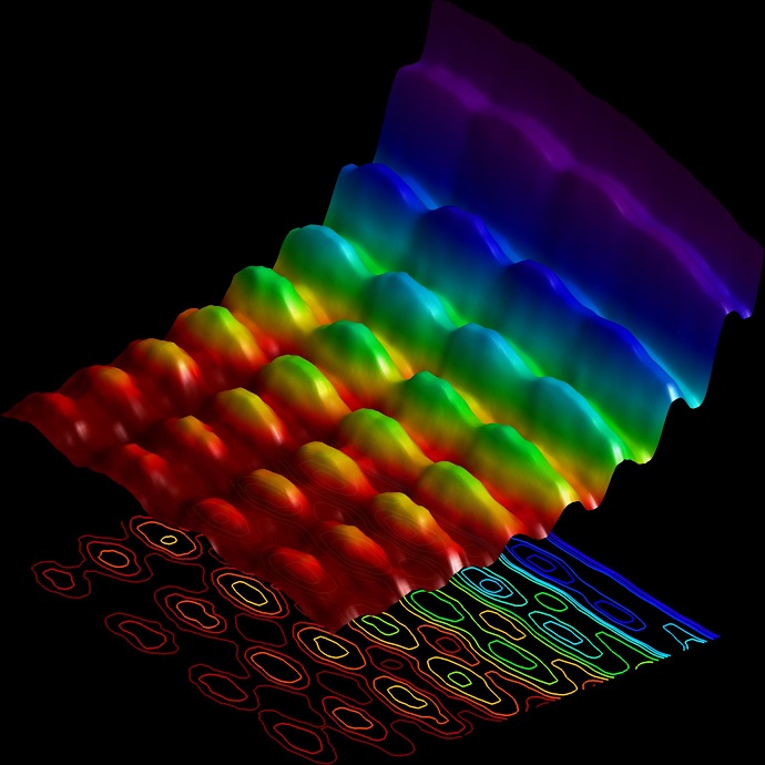 Light simultaneously showing spatial interference and energy quantization