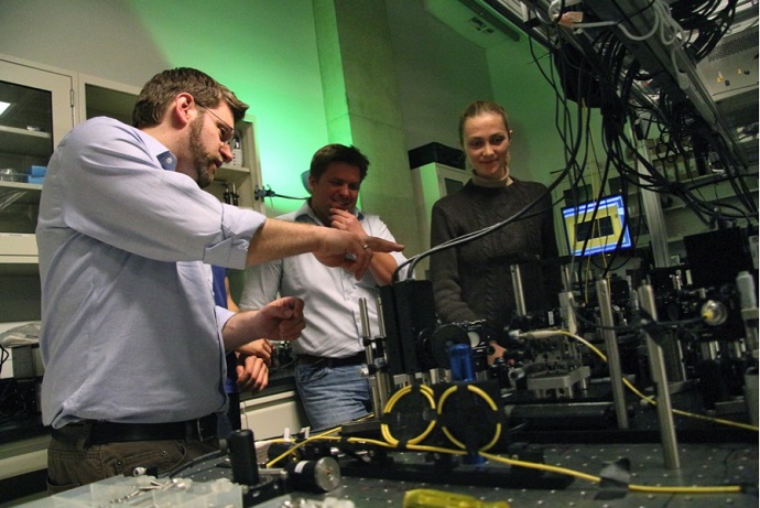 Spekkens with Resch and Ried in Resch’s Quantum Optics and Quantum Information Lab