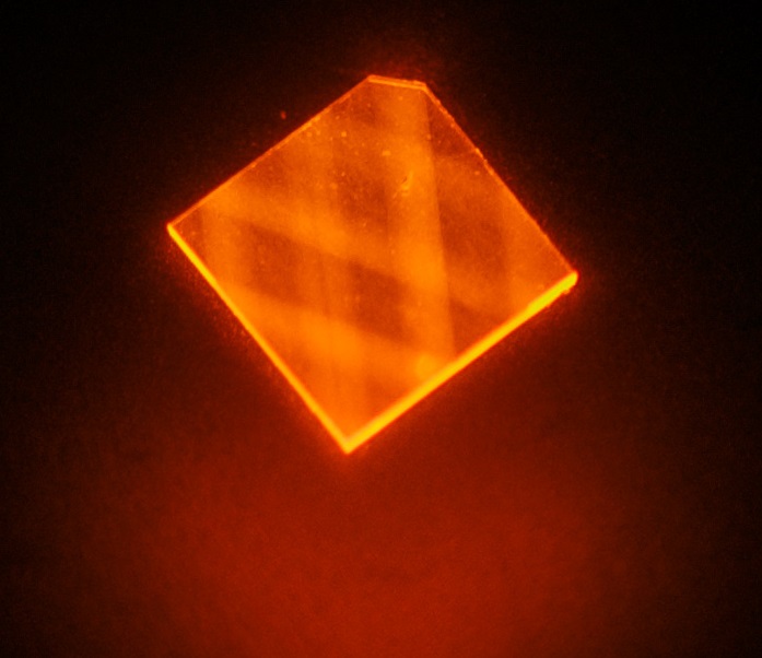 laser light enters a synthetic diamond from a facet at its corner and bounces around inside the diamond until its energy is exhausted