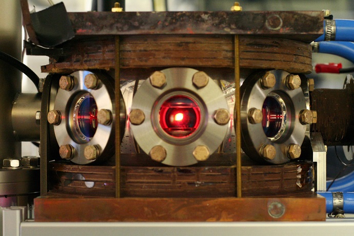 The luminous red cloud suspended in the centre of the vacuum chamber consists of approximately one billion lithium atoms