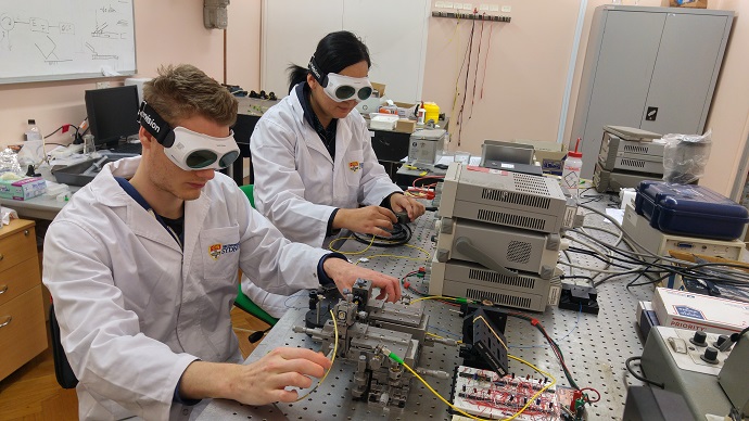 Keith Powell and Professor Xiaoke Yi Photonic lab University of Sydney