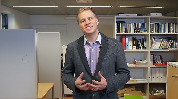 Prof. Mikko Möttönen explaining how quantum mechanics is all around us
