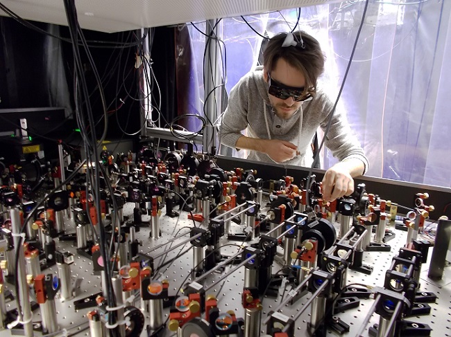 Bernhard Rauer in the lab at TU Wien