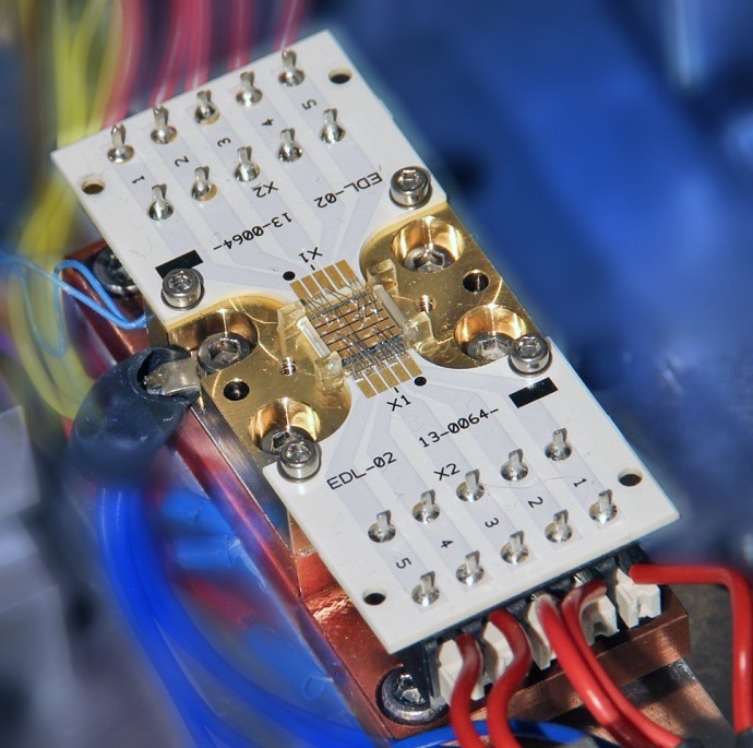 Mounting of individually addressable diode lasers with rear and front facet access for CBC