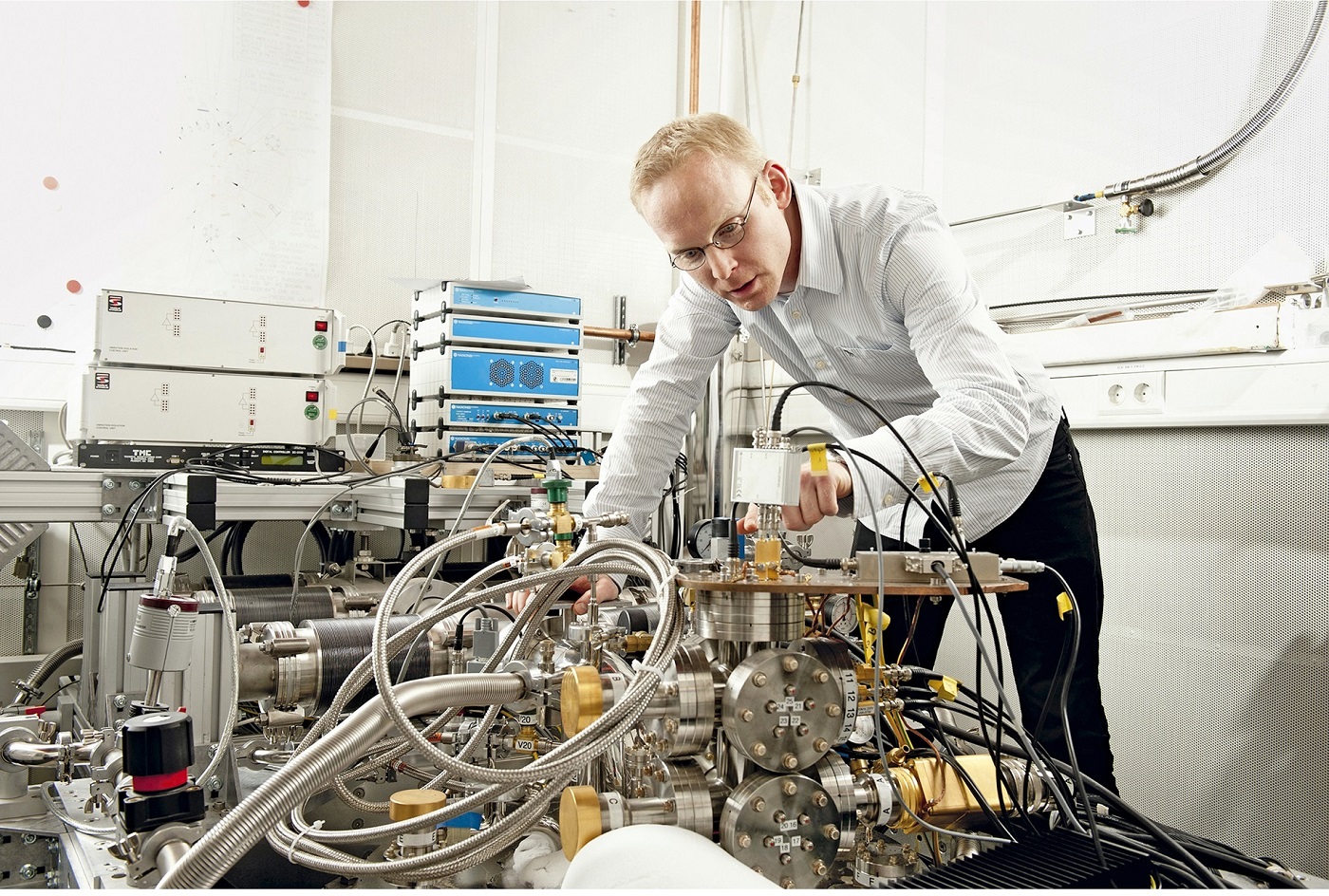 Christian Ast checks the connections of the scanning tunneling microscope