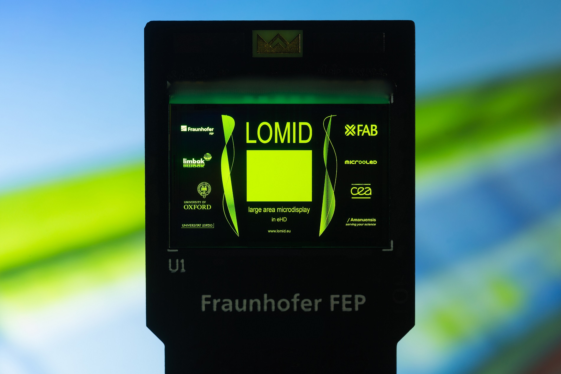 Test and qualification vehicle of the LOMID chip with a screen diagonal of 2.5cm and a resolution of 1920×1200