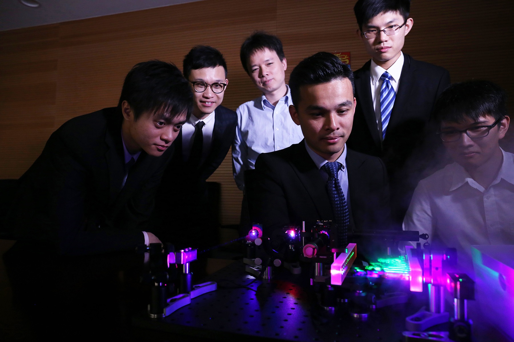 The HKU FACED team led by Dr Kevin Tsia and the laser-scanning device with an infinity mirror