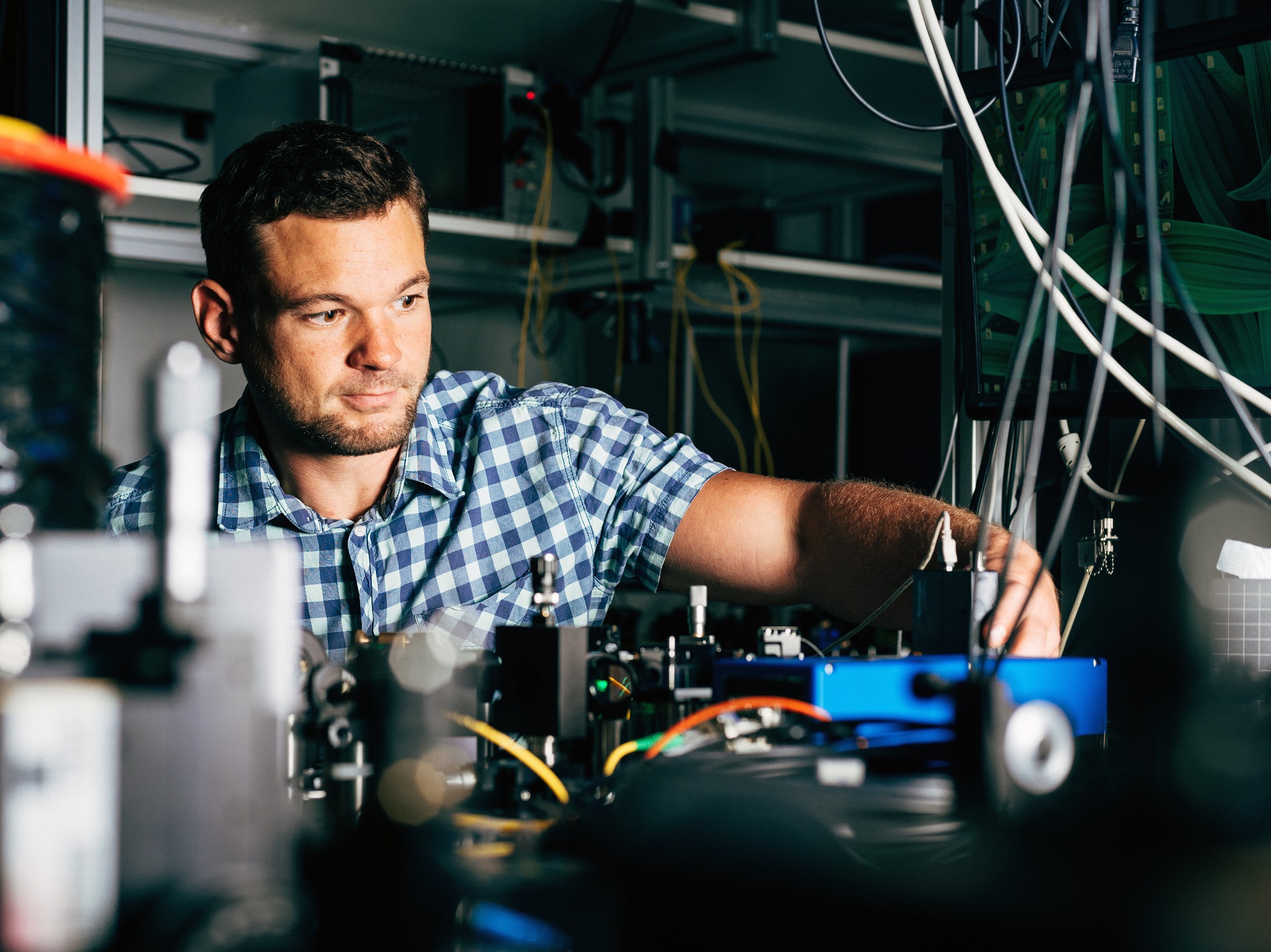 First author Matthias Fink in the quantum laboratory at the Institute for Quantum Optics and Quantum Information at the Austrian Academy of Sciences