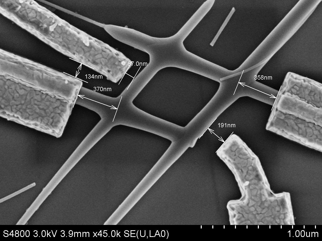 Image with scanning electron microscope of the chip with the 'hashtag' clearly visible