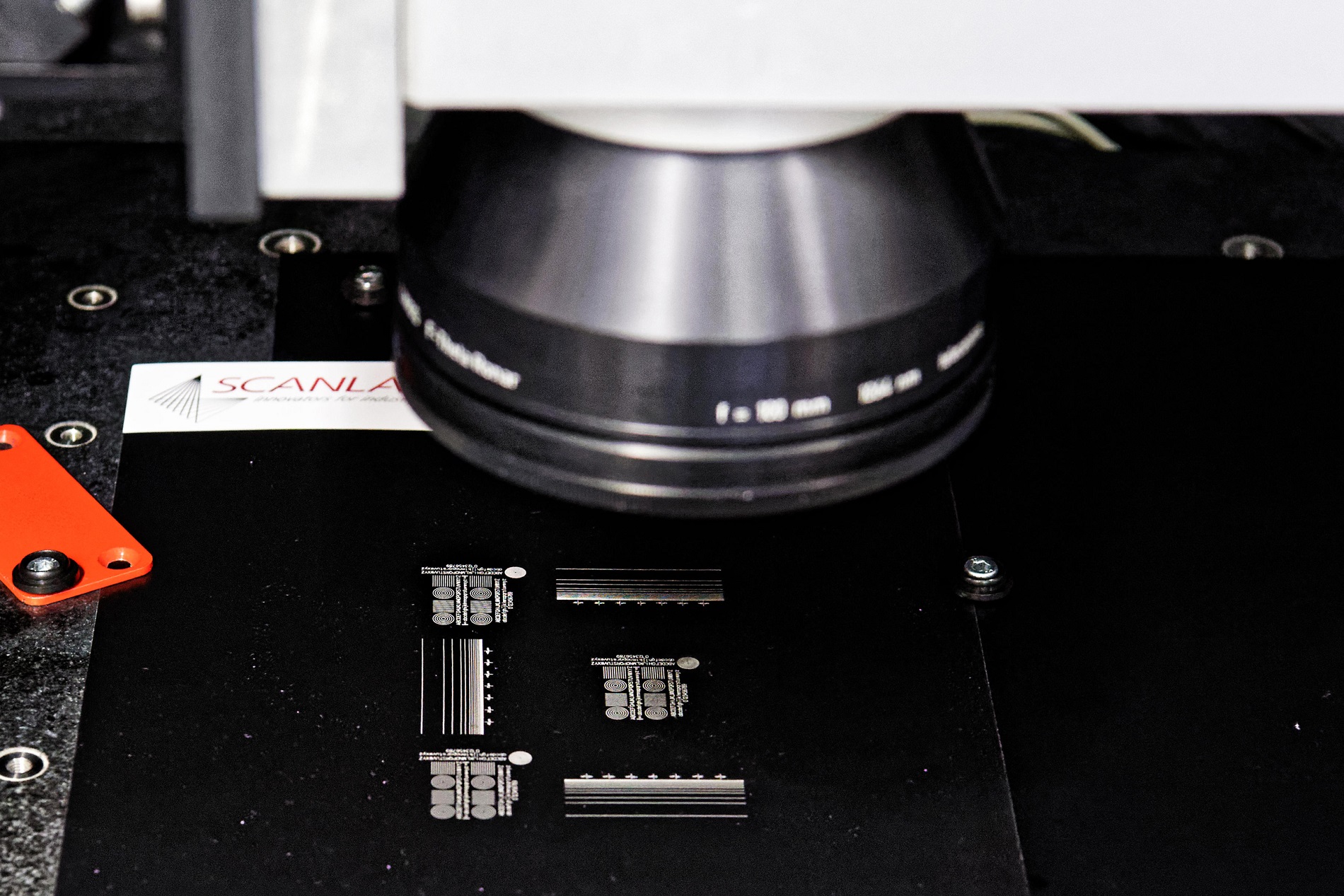 The syncAXIS control software enables simultaneous control of a 2D scan head and a 2D mechanical stage with two servo motors for simultaneous laser processing.