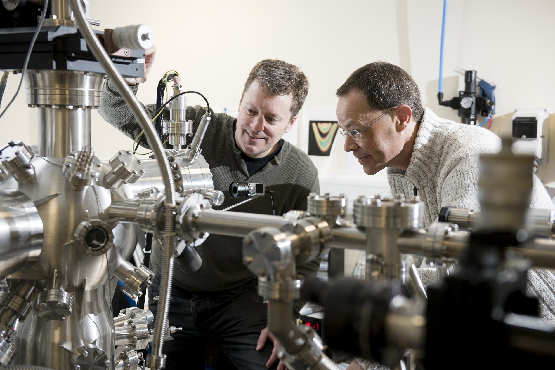 Dr Gavin Bell and Dr Yorck Ramachers in the laboratory