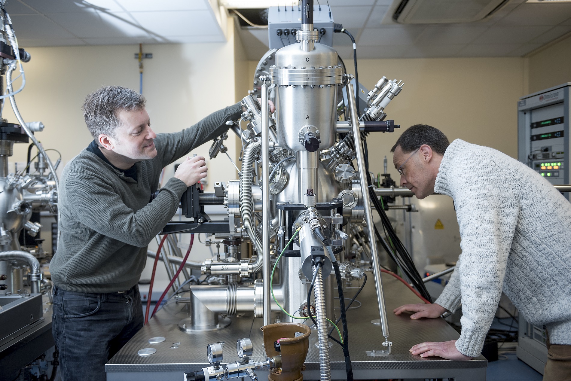 Dr Gavin Bell and Dr Yorck Ramachers in the laboratory