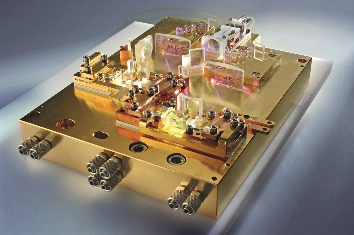 Fiber-coupled diode module based on dense wavelength-division multiplexing
