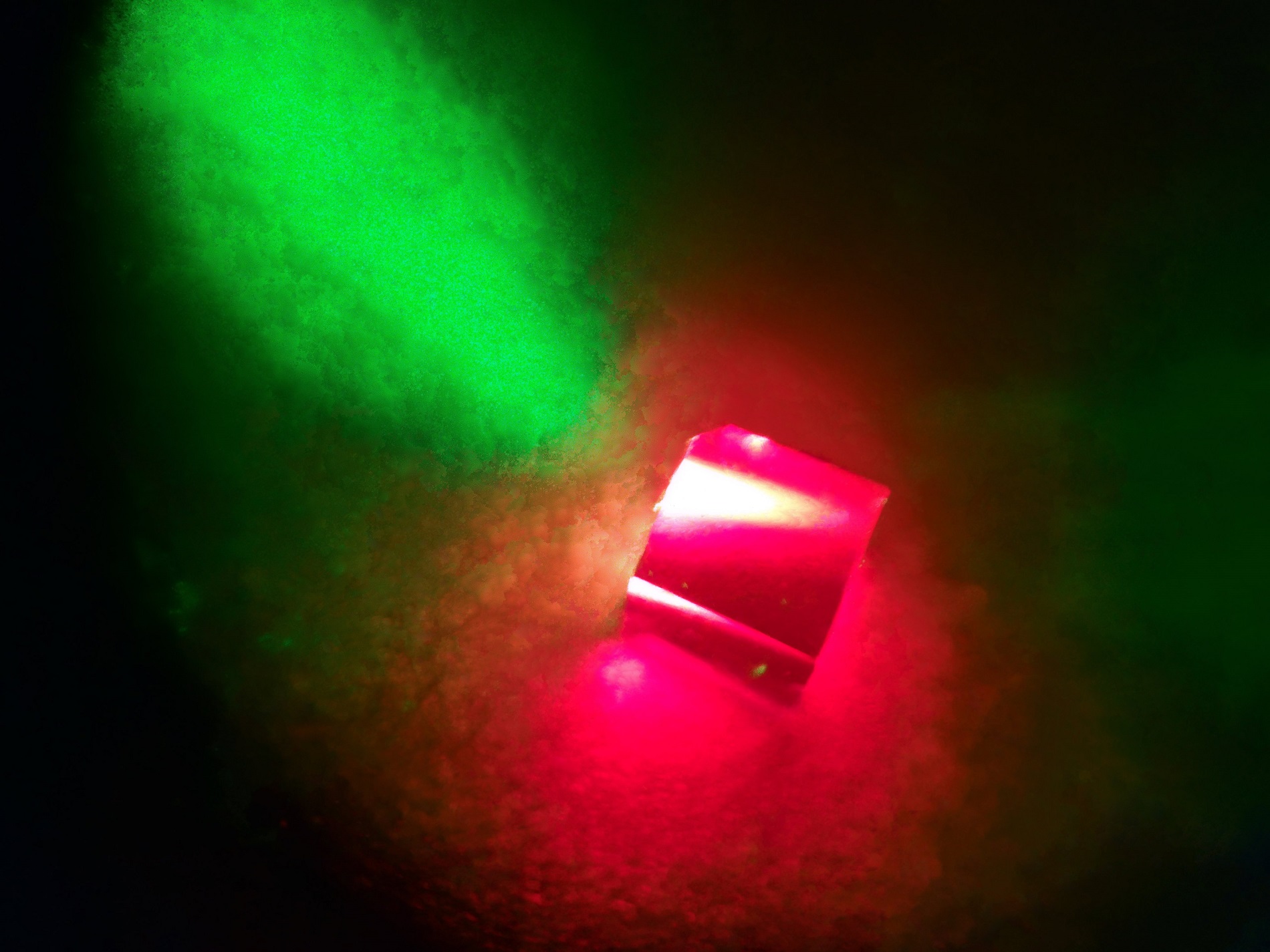 A diamond containing nitrogen-vacancy defects centres is illuminated by a 532-nm green laser