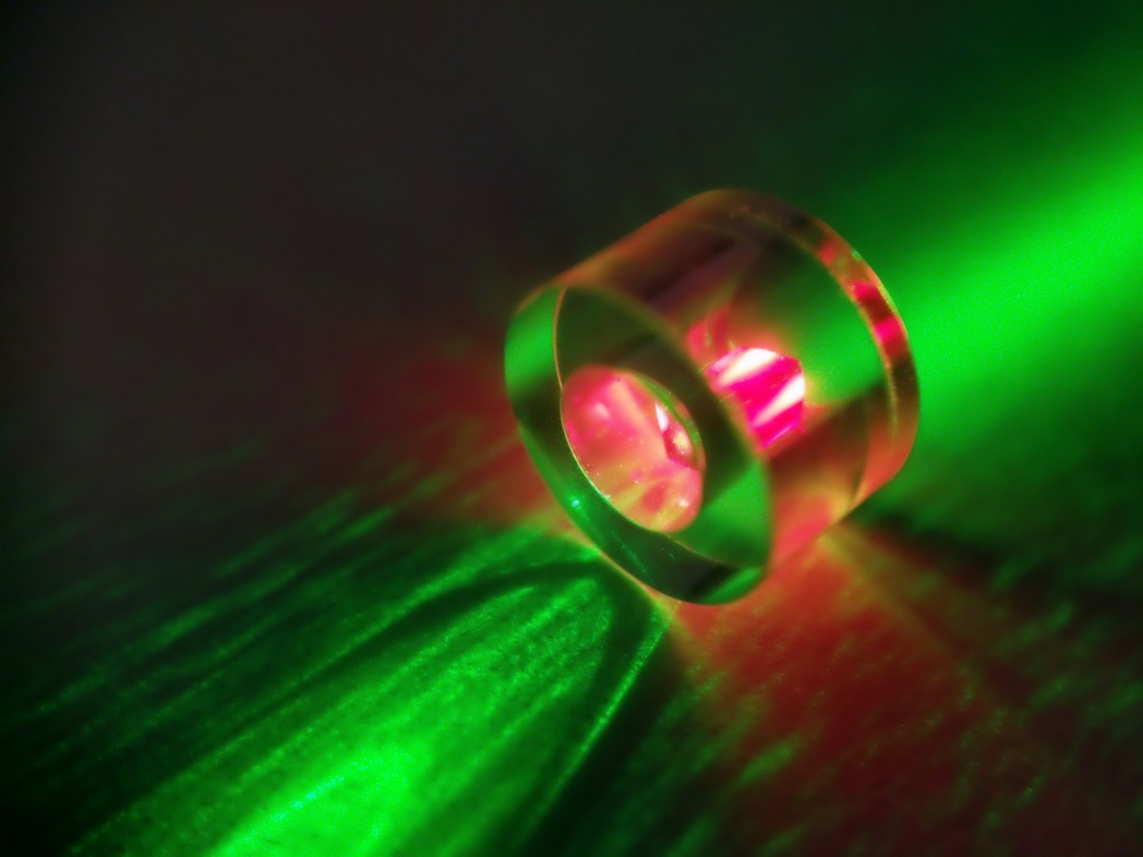 The diamond is held inside a sapphire ring and illuminated by 532-nm green laser