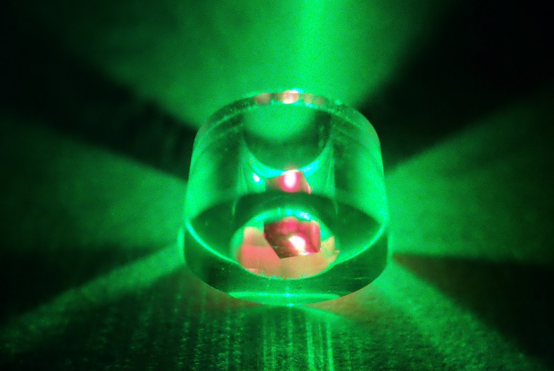 The diamond is held inside a sapphire ring and illuminated by 532-nm green laser.