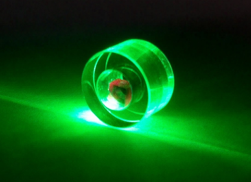 The diamond is held inside a sapphire ring and illuminated by 532-nm green laser.