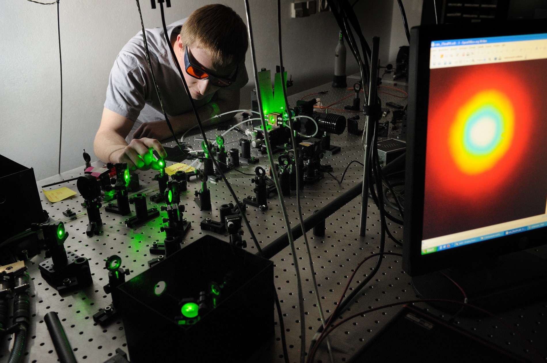 Dr. Stefan Lerch is adjusting the source of energy entangled photons, which was used in an experiment demonstrating a transition from quantum to classical energy correlations
