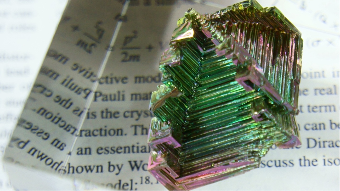 Kobe University quantum solid state physicist FUSEYA Yuki proved that the surface of bismuth masks the fact that the bulk material is not topological, a property valuable for a material’s use in quantum computers and spintronics.