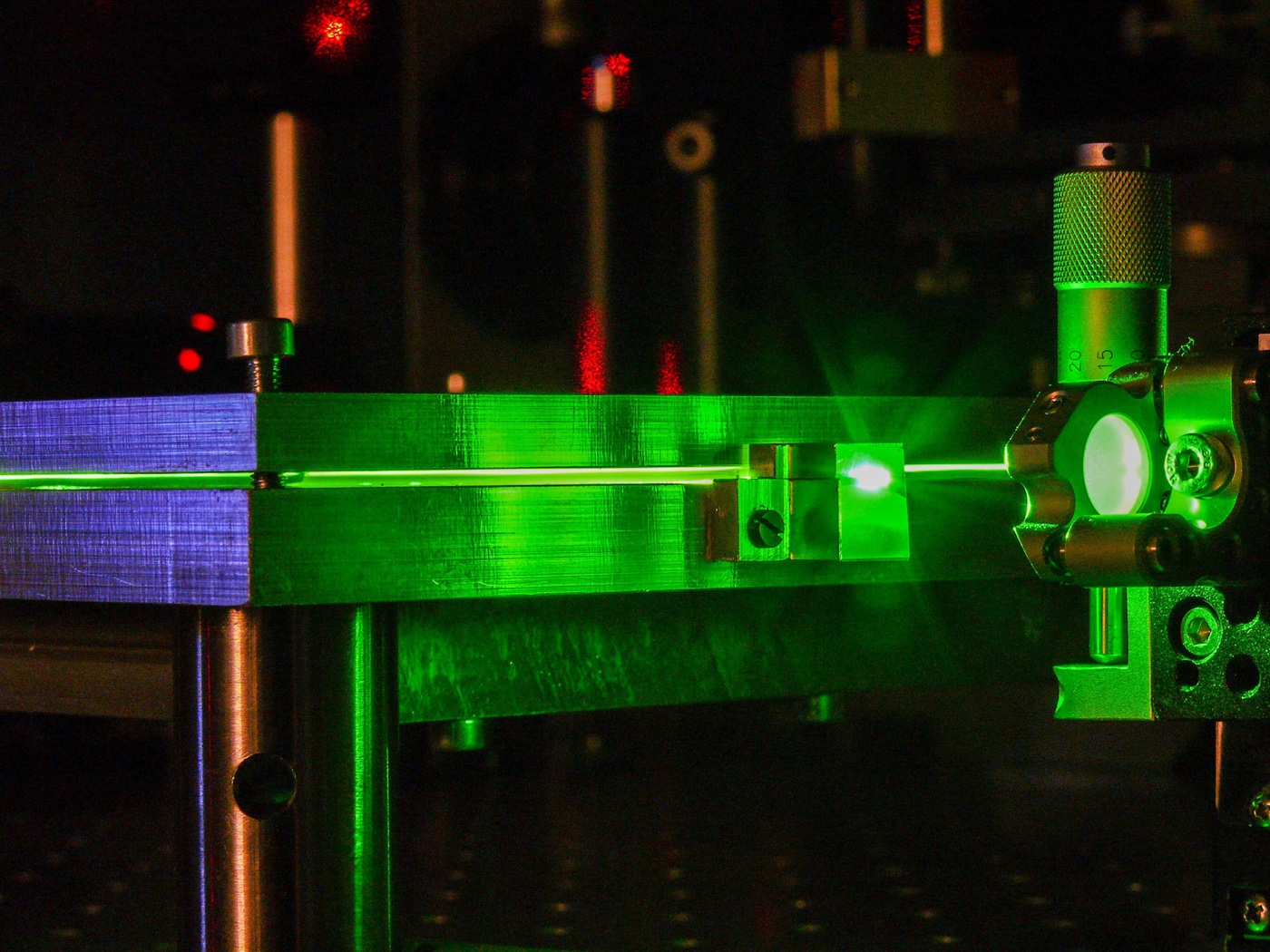 Researchers uncover the process underlying light buildup and emission in MOs employing harmonic mode-locking