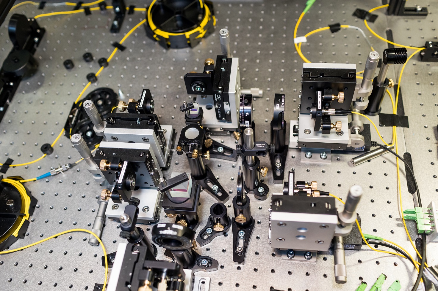 The experimental setup consists exclusively of so-called linear components, such as mirrors, beam splitters and waveplates, which ensures scalability.