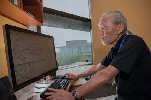 Professor Shintake uses OpTaliX, an optical simulation system, to figure out the precise placement and angles of mirrors for his EUV lithography optical system design.