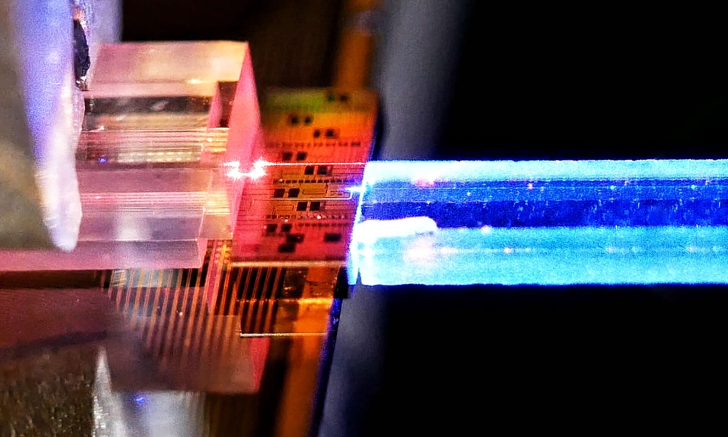 A photonic chip coupled to a highly nonlinear crystal and a fiber array unit. class=
