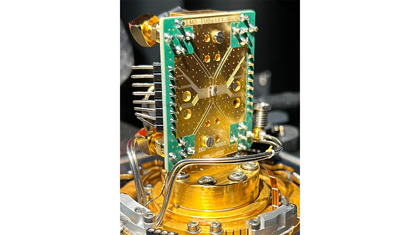 The diamond quantum chip used in this research