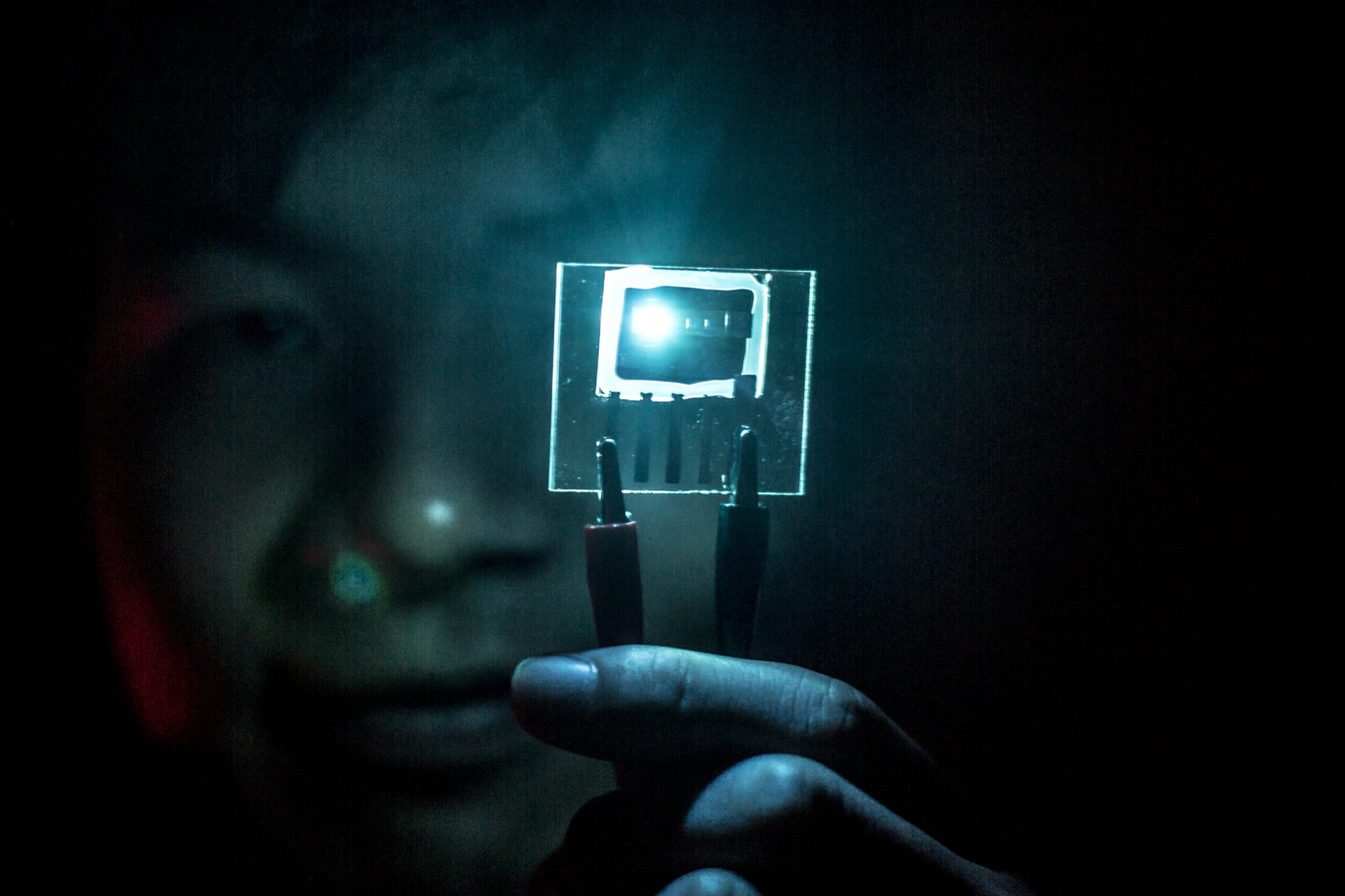 Jaesang Lee, Electrical Engineering PhD Student, demonstrates use of an earlier blue PHOLED innovation by University of Michigan professor Steve Forrest’s research group in 2014. Forrest’s lab introduced PHOLEDs to the world in the early 2000s and has been trying to improve the lifetime of blue PHOLEDs ever since.