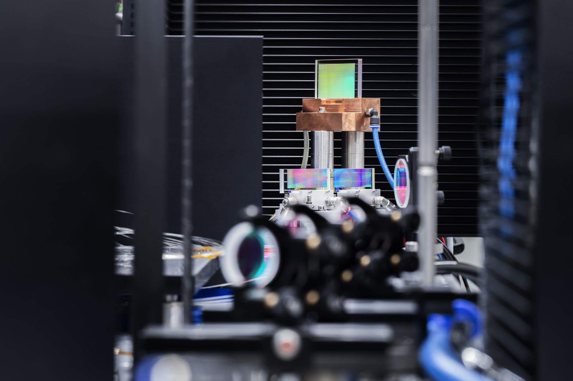 Three parallel individual beams are combined into a laser beam with a record output of 1.91 kW by means of height-shifted reflection gratings.
