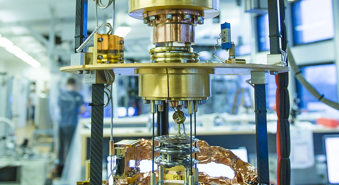 The biggest challenge in the development of the quantum computer consists of the magnetic and electrical noise that disturbs the quantum effect, and therefore the processor QPU is cooled down to the lowest possible temperature just above the absolute zero point of -273 degrees.